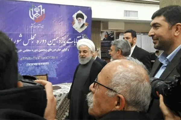روحانی رأی خود را در صندوق انداخت