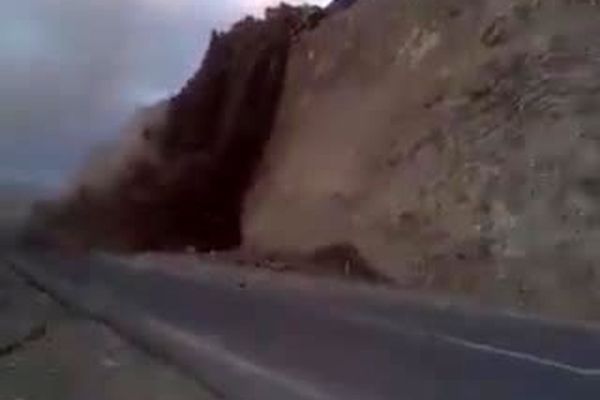 فیلم: لحظه ریزش کوه در زلزله آذربایجان غربی