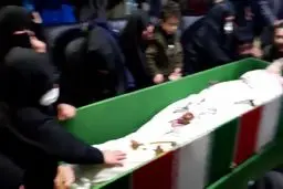 فیلم: وداع با پیکر بی‌سر فرمانده مدافعان حرم