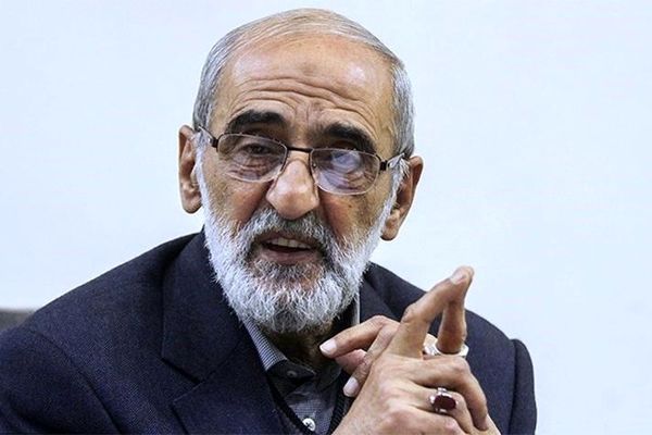 شریعتمداری: آقای روحانی! اصل نظام بهانه آمریکاست