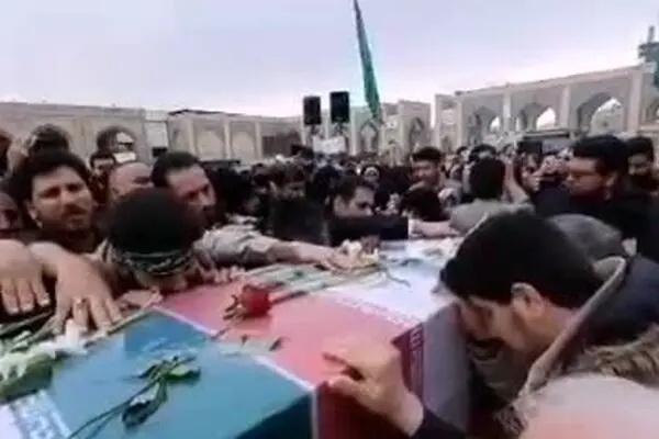 فیلم: طواف پیکر شهید «اصغر پاشاپور» در حرم رضوی