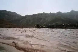 فیلم: روستای «چم‌کبود» پلدختر در محاصره سیل