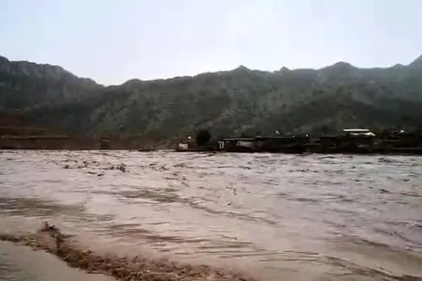 فیلم: روستای «چم‌کبود» پلدختر در محاصره سیل
