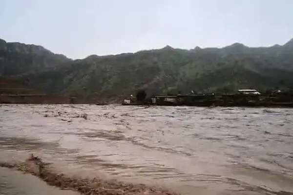 فیلم: روستای «چم‌کبود» پلدختر در محاصره سیل