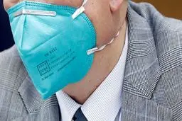 عکس: سفیر چین با ماسک مخصوص در هلال احمر ایران