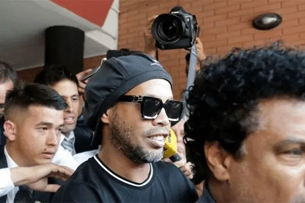 رونالدینیو آزاد شد