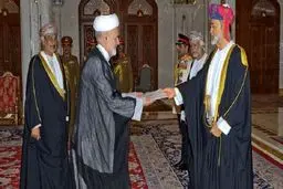 تقدیم استوارنامه سفرای ایران و سوریه به سلطان عمان