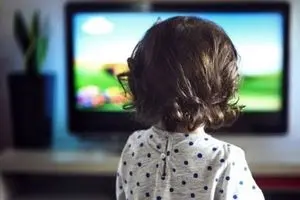 خطر تماشای افراطی تلویزیون برای کودکان در قرنطینه