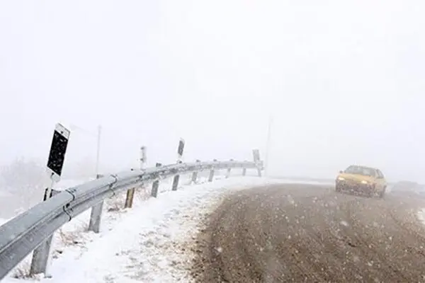 بارش برف و باران در محورهای ١٣ استان