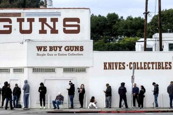 اعتراض امریکایی‌ها به بسته شدن اسلحه فروشی‌ها