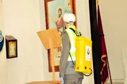 عکس: روحانی عضو حزب‌الله لبنان در حال ضدعفونی کردن کلیسا