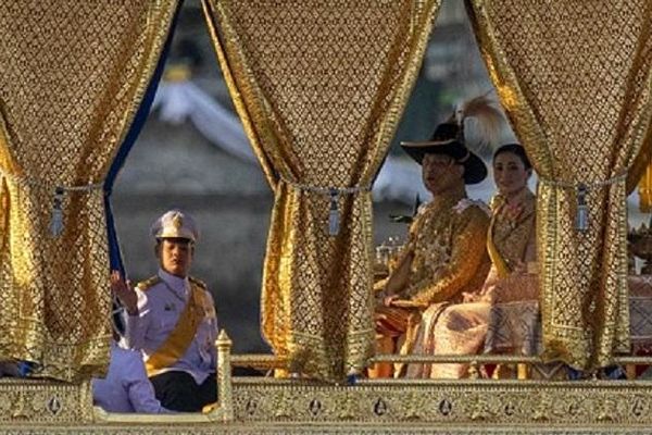 پادشاه تایلند با همسر چهارمش از قرنطینه خارج شد