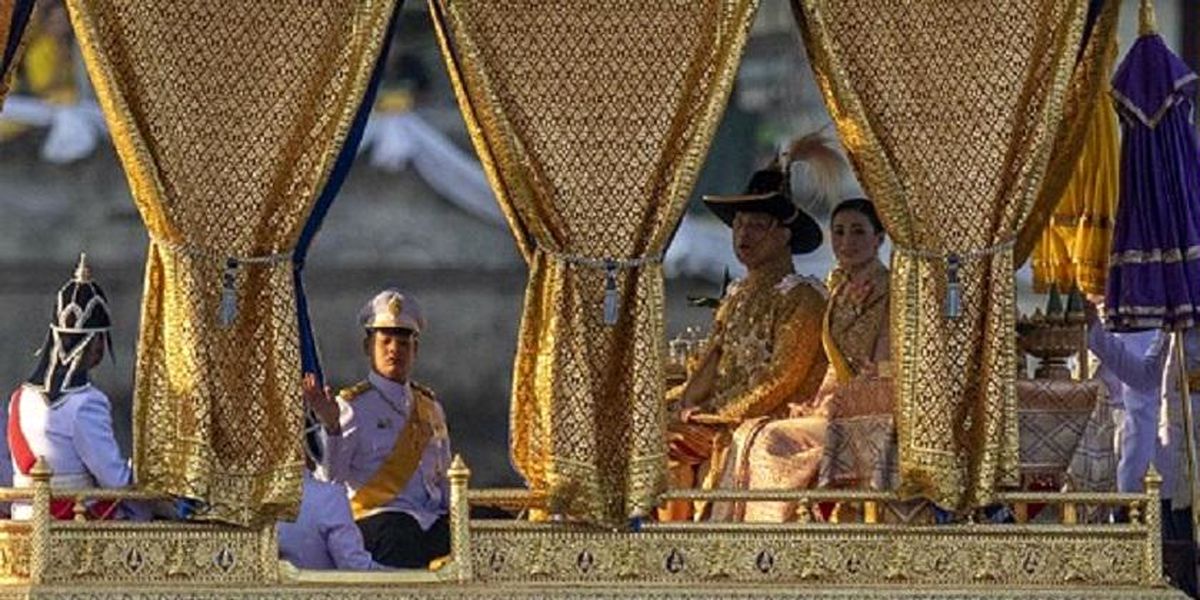 پادشاه تایلند با همسر چهارمش از قرنطینه خارج شد