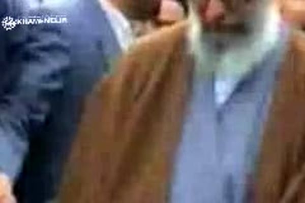 فیلم: حضور رهبرانقلاب در تشییع پیکر شهید آوینی