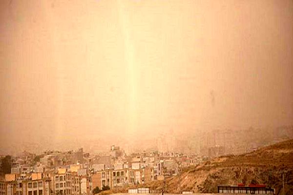 عکس: ریزگردها آسمان کرمانشاه را سیاه کرد
