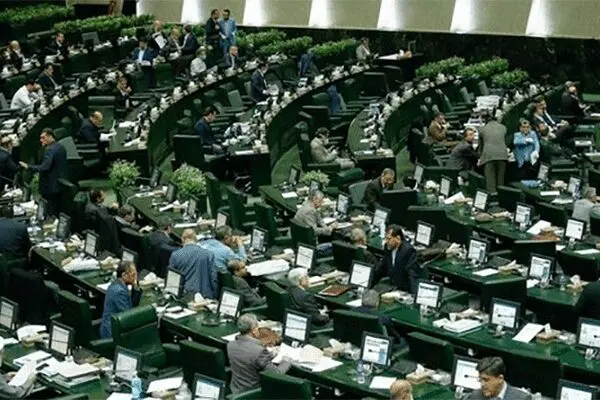 نمایندگان مجلس: مُرّ قانون درباره دستمزد کارگران اجرا شود