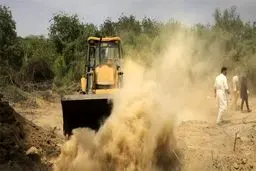 تصاویر: کشیدن اجساد با طناب تا داخل قبر