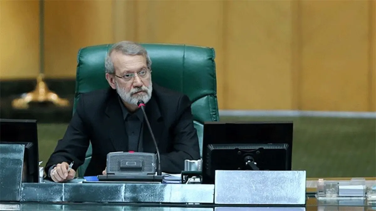 عکس: اقدام متفاوت لاریجانی قبل از ورود به مجلس