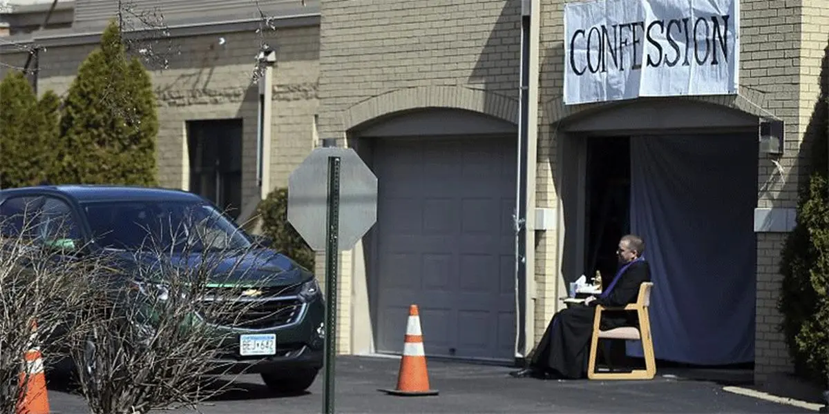 اعتراف با خودرو؛ راه حل کشیشان در ایام قرنطینه