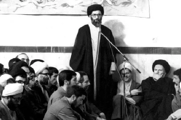 آیت الله خامنه ای: از کثرت عِده و عُده باطل به وحشت نیفتید؛ آیین‌نامه انقلاب اسلامی۱6