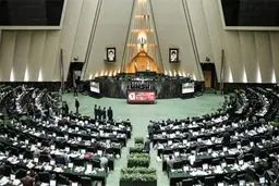 عکس: آقای نماینده در حال استوری گذاشتن در صحن مجلس