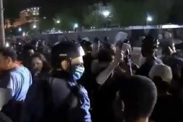 پرتاب گاز اشک‌آور به سمت معترضان مقابل کاخ سفید