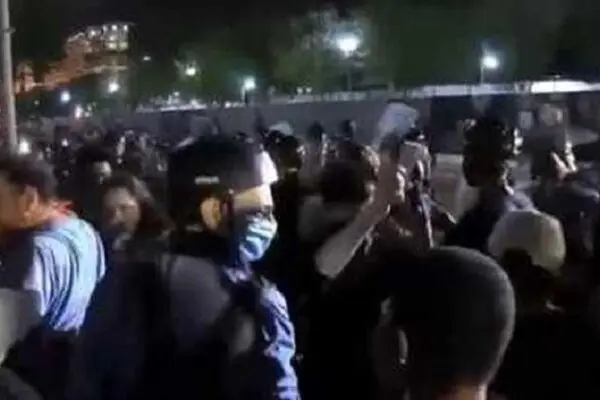 پرتاب گاز اشک‌آور به سمت معترضان مقابل کاخ سفید