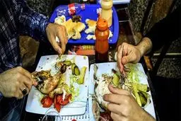 ممنوعیت نشستن روبروى هم در رستوران‌ها