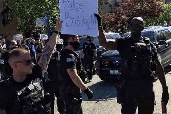تصاویر: پلیس آمریکا هم به مردم پیوست