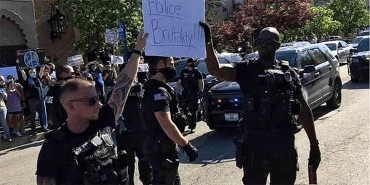 تصاویر: پلیس آمریکا هم به مردم پیوست