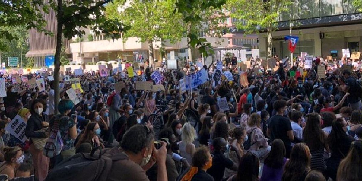 تجمع صدها اسپانیایی مقابل سفارت آمریکا در مادرید