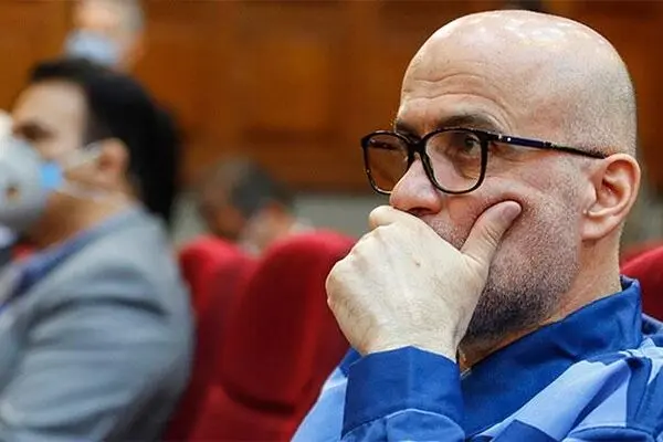 عکس: انتقال پرونده اکبر طبری با چرخ دستی
