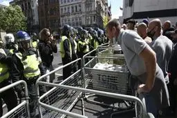 جانسون: اوباش‌گری نژادپرستانه جایی در خیابان‌های ما ندارد