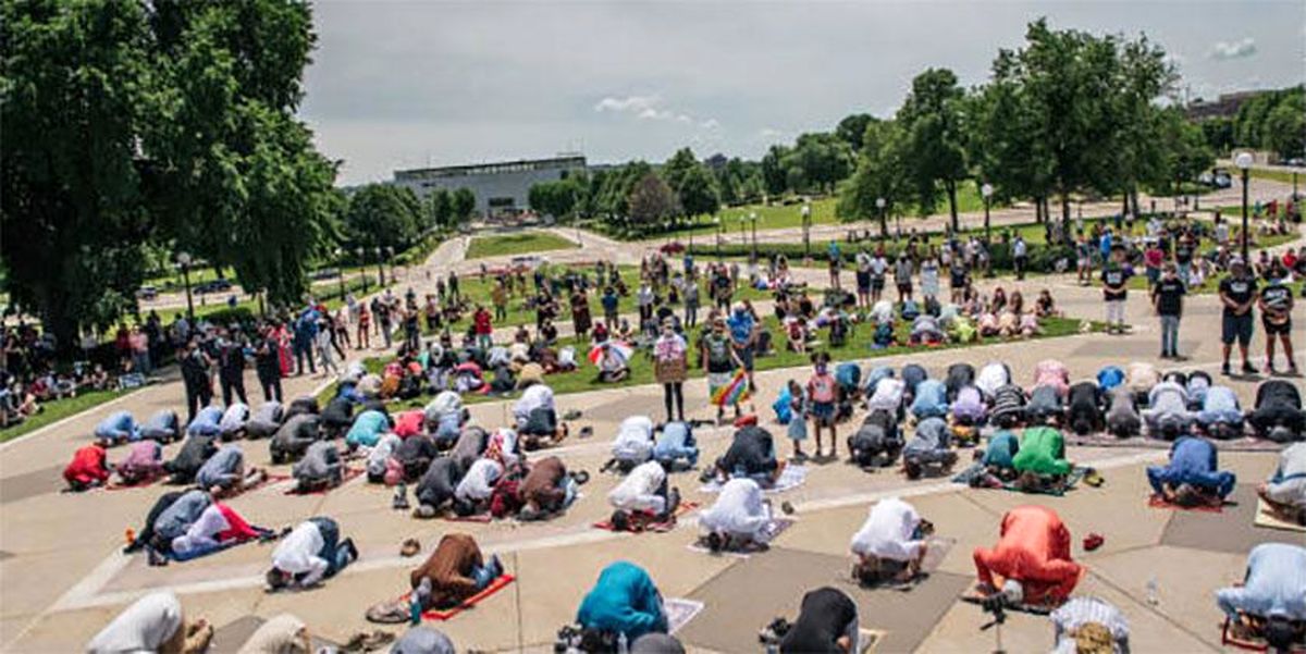عکس: نماز جماعت معترضان به نژادپرستی در ایالات متحده