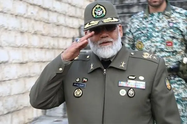 تصویری از دیدار امیر پوردستان با خانواده یکی از شهدای حادثه ناوچه کنارک
