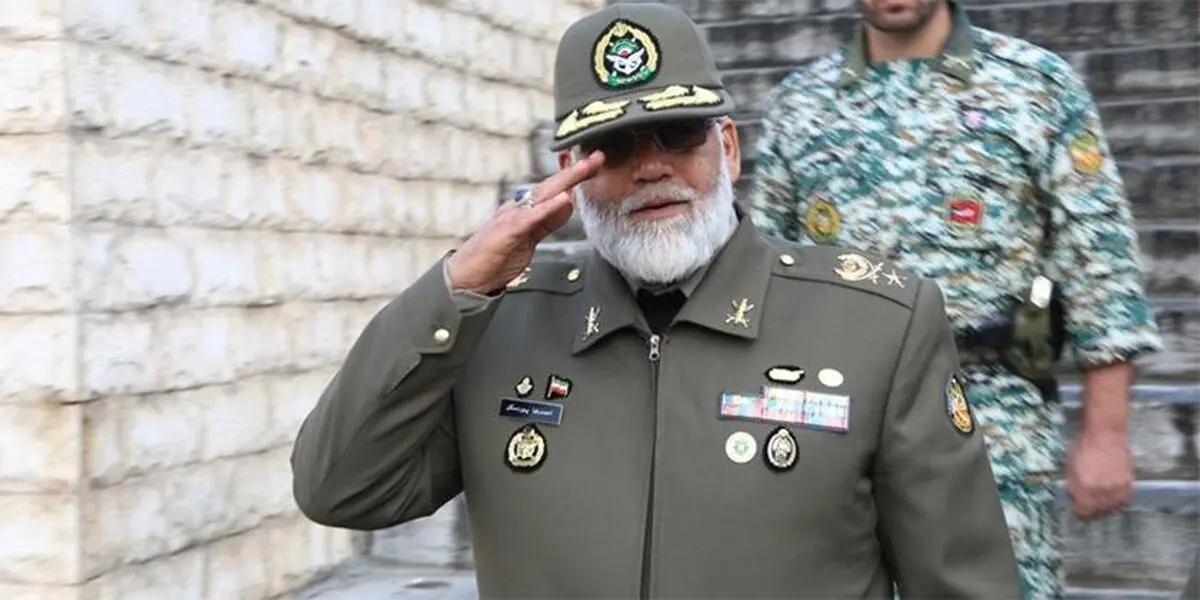 تصویری از دیدار امیر پوردستان با خانواده یکی از شهدای حادثه ناوچه کنارک