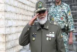 تصویری از دیدار امیر پوردستان با خانواده یکی از شهدای حادثه ناوچه کنارک