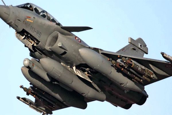 جنگنده‌های رافائل فرانسوی در هند فرود آمد