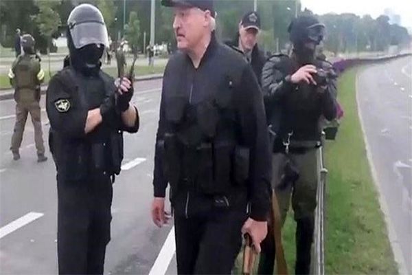 لوکاشنکو «اسلحله‌ در دست» از نیروهای امنیتی تشکر کرد