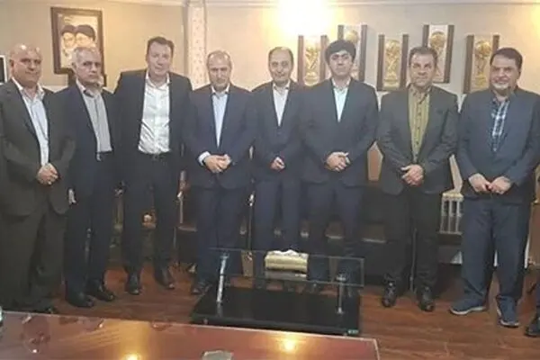 هیئت رئیسه فدراسیون فوتبال با ون به مجلس رفت