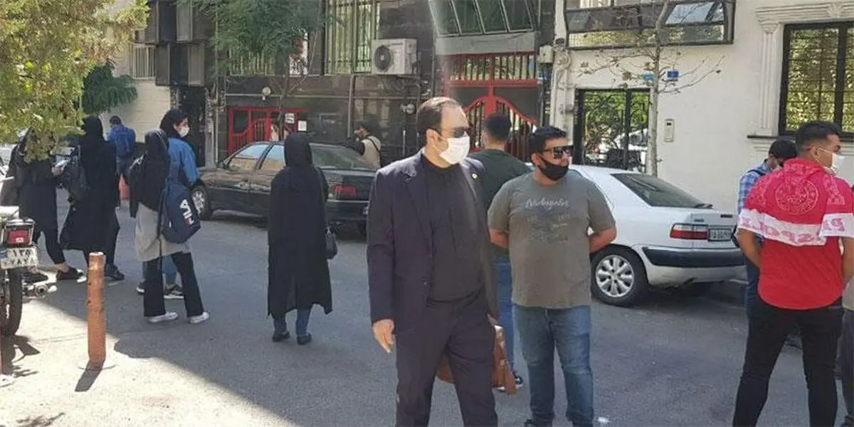 تجمع هواداران مقابل ساختمان پرسپولیس؛ خواسته آنها برکناری رسول‌پناه