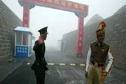 هند تجهیزات موشکی جدید در مرز چین مستقر می‌کند