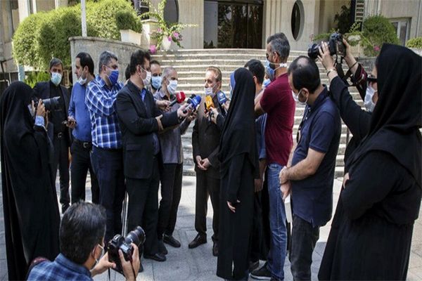 رسانه‌های منتقد دولت از حضور در حیاط دولت منع شدند