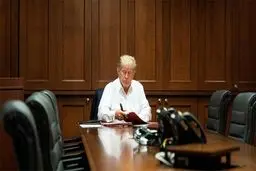 انتشار تصاویری از ترامپ هنگام کار در بیمارستان