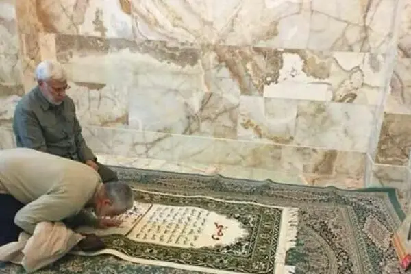 عکس: بوسه جوانان عراقی بر صورت «حاج قاسم»