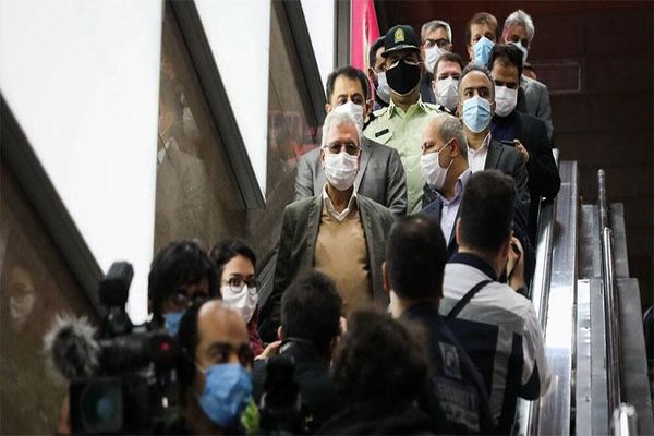 بازدید سرزده سخنگوی دولت از طرح استفاده اجباری ماسک در مترو تهران