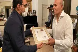 جمشید هاشم‌پور نشان درجه یک هنری گرفت