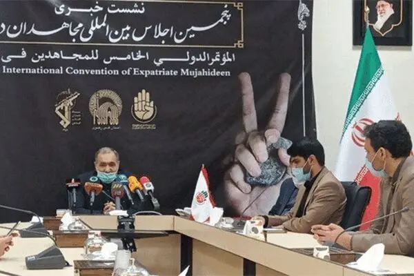موشکی که جلوی چشم رهبر انقلاب از وسط آب بیرون آمد