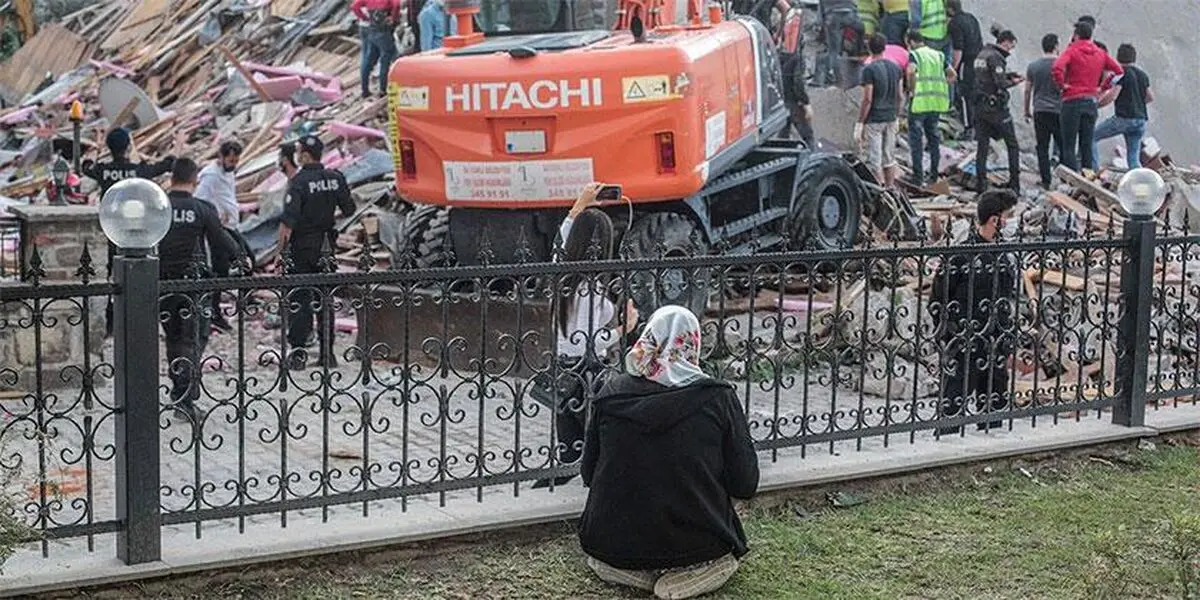 افزایش شمار قربانیان زلزله بزرگ ازمیر به ۴۳ تن