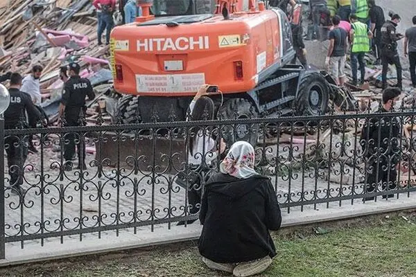 افزایش شمار قربانیان زلزله بزرگ ازمیر به ۴۳ تن